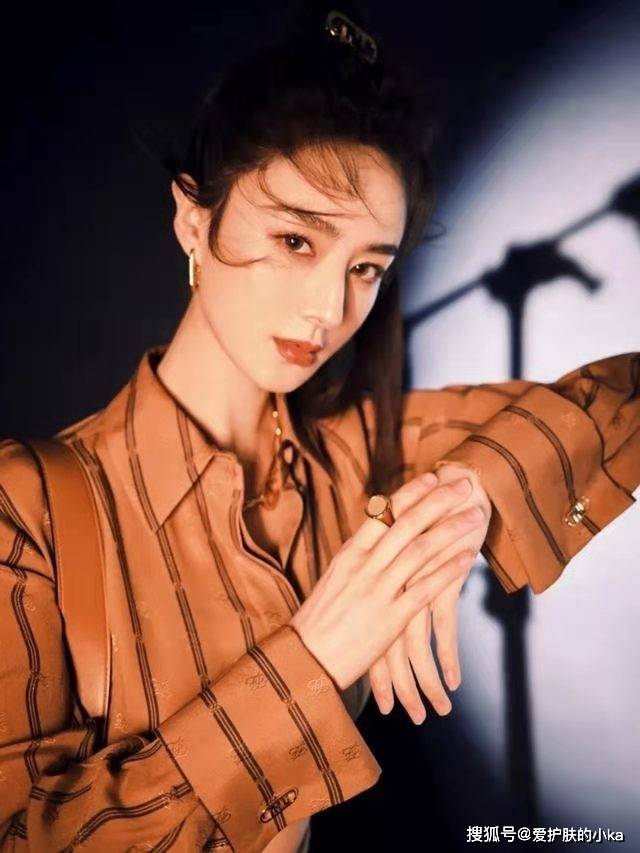 西装|薇娅的时尚感一点不输女明星，穿衬衫配高腰裤，高级精致有国际范