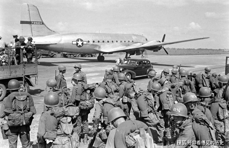 原创二战老照片日本鬼子投降后美军飞机大举降落日本东京机场