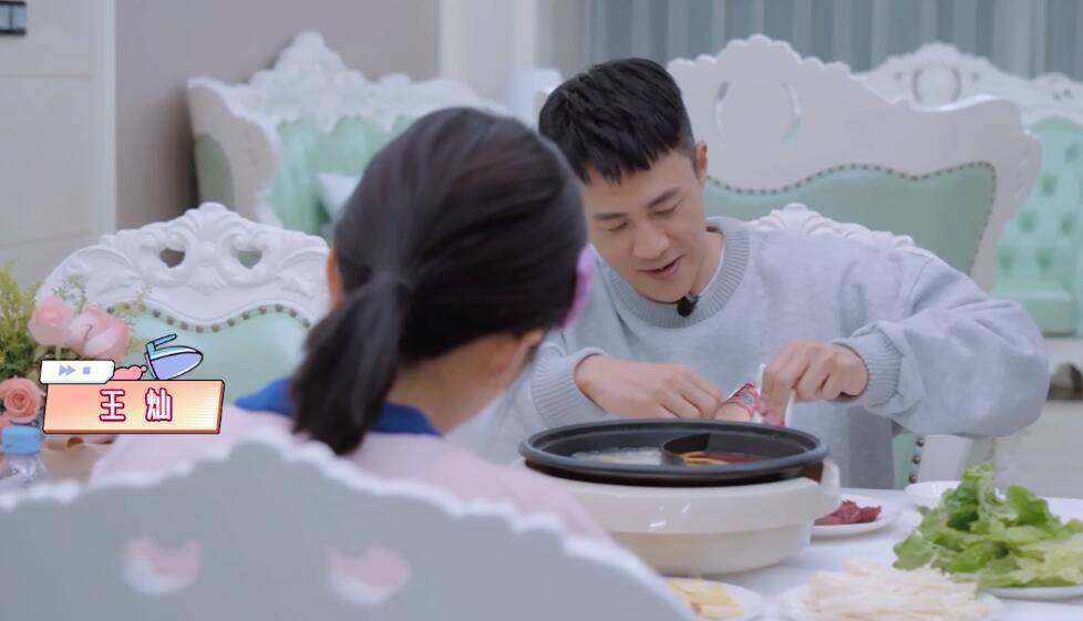 网友|杜淳带老婆上综艺却不露正脸，引网友反感：这么神秘就回家待着吧