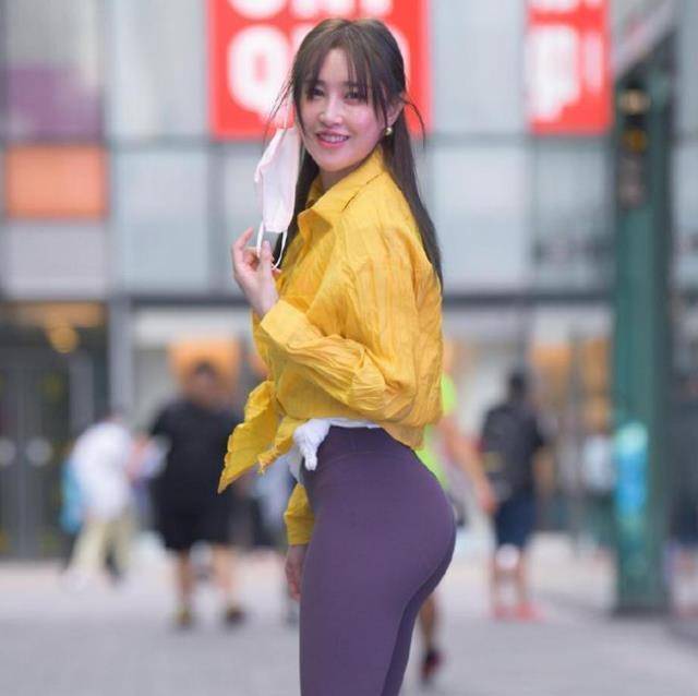 显得|时尚成熟的打底裤穿搭年轻有气质，仙气飘飘冰清玉洁，清澈甜美
