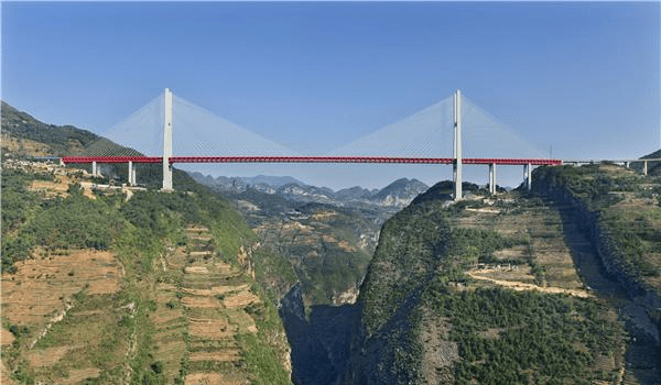 北盘江大桥蔚为壮观 山坡上有一亭子是最佳观赏地