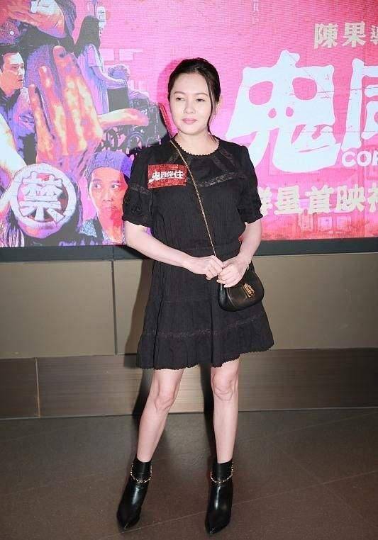 李丽珍|李丽珍奔六年纪风韵犹存，穿黑色皱褶裙甜美动人，哪像55岁的人？