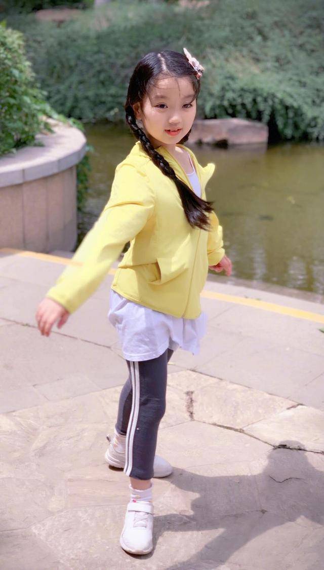 气息|阿拉蕾长成大姑娘！穿泳装在海边“淑女跑”，合影3岁妹妹像套娃