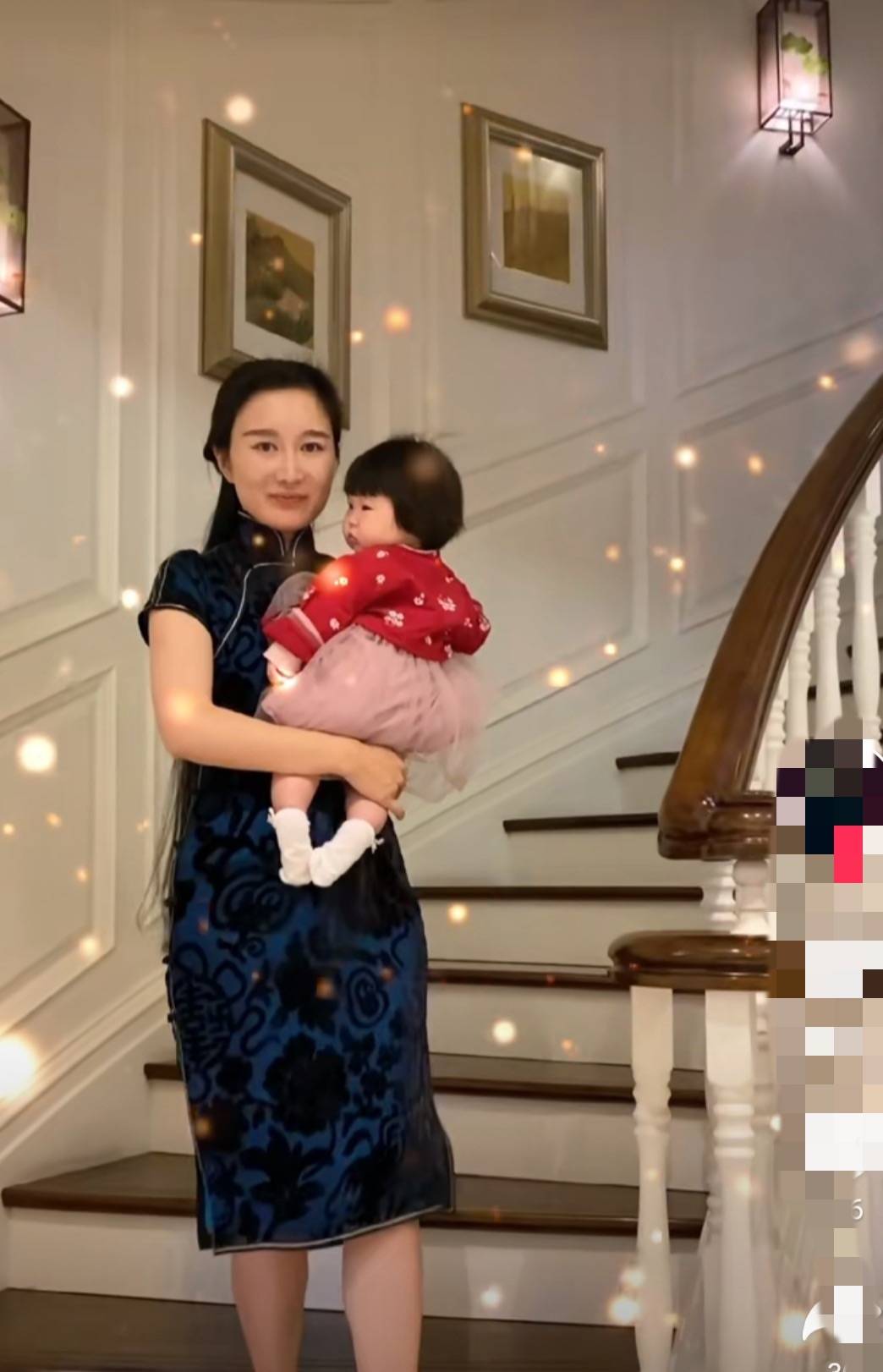 状态|张纪中娇妻素颜出镜大大方方，面容苍白憔悴，肚腩凸出似老妇人！