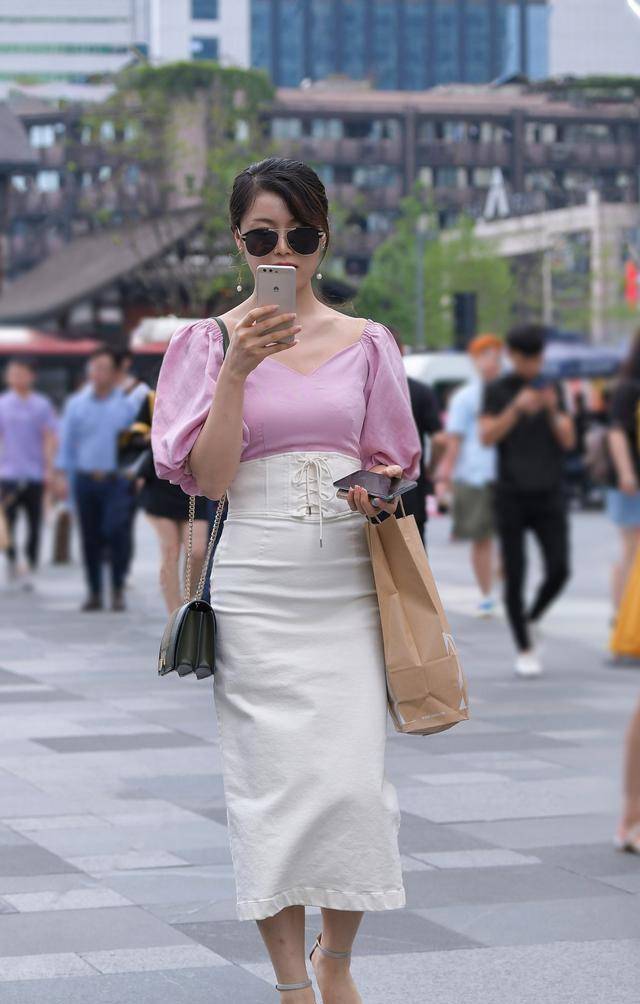 颜色|穿上连衣裙简约不失潮流感，甜美有心机