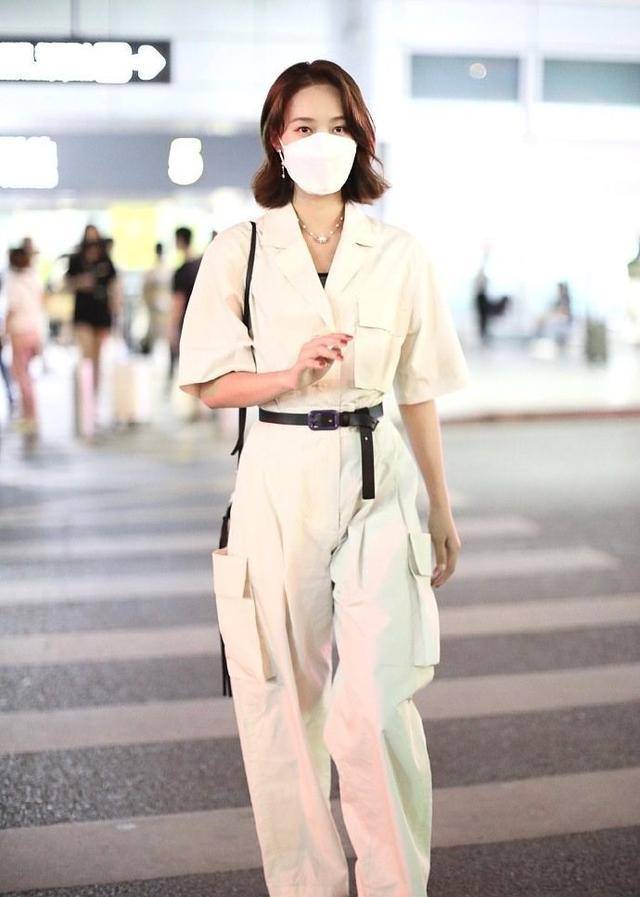 连体|郑爽还是太瘦了,穿连体短裤腰带紧勒,但还时不时需要提提