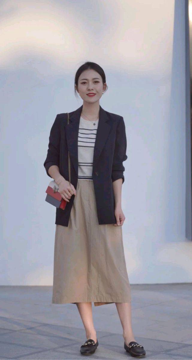 条纹|成熟女人的早秋穿搭如何搭配？可以选择简约款，呈现出优雅大方