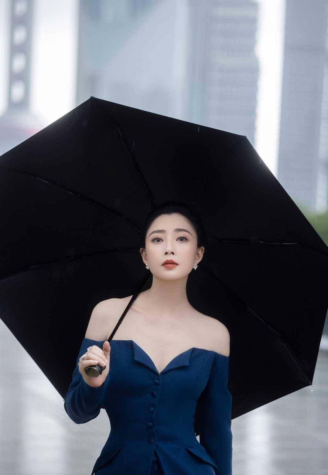 殷桃|被殷桃的身材酸到,穿露肩西装勒出小腰身,人到中年太养眼