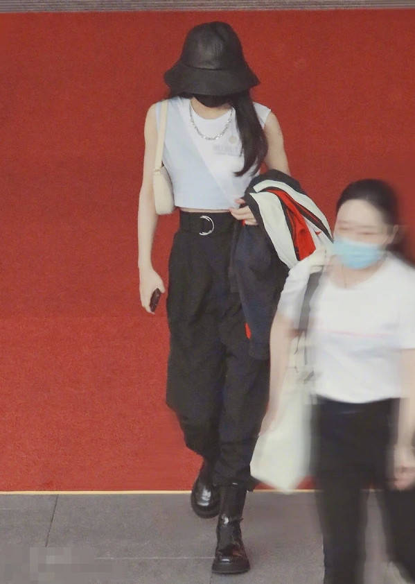 赵丽颖|有种“冤家”叫赵丽颖杨幂，机场撞造型，金鹰奖还撞票数