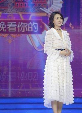 整体|李梓萌也太大方了，穿的衣服浮夸都好高级，不愧是央视主持人