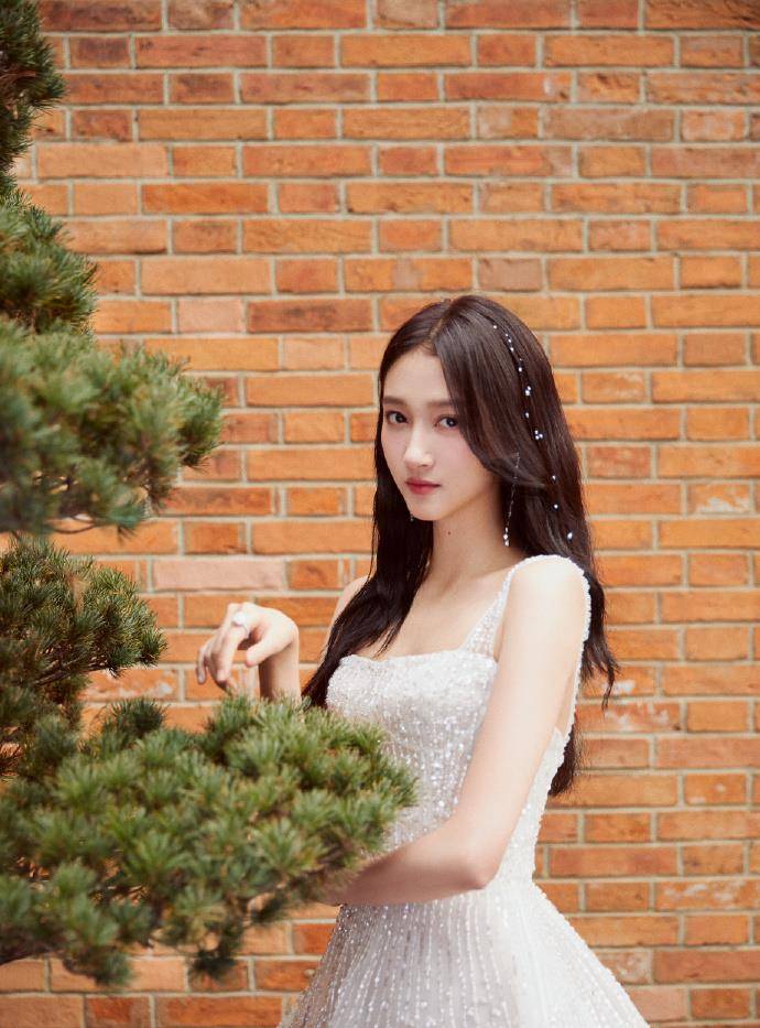 盛典|关晓彤最近状态让人很惊喜,一袭白色仙女裙灵动梦幻,年轻就是好