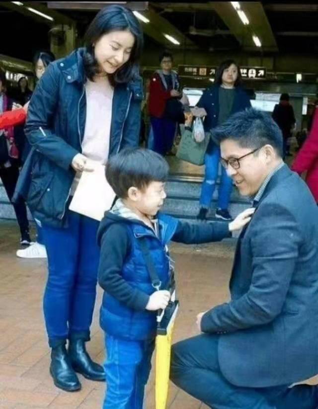 黑色|郭晶晶带女儿逛平价店,穿双排扣风衣,女儿“小不点儿”穿衣土萌