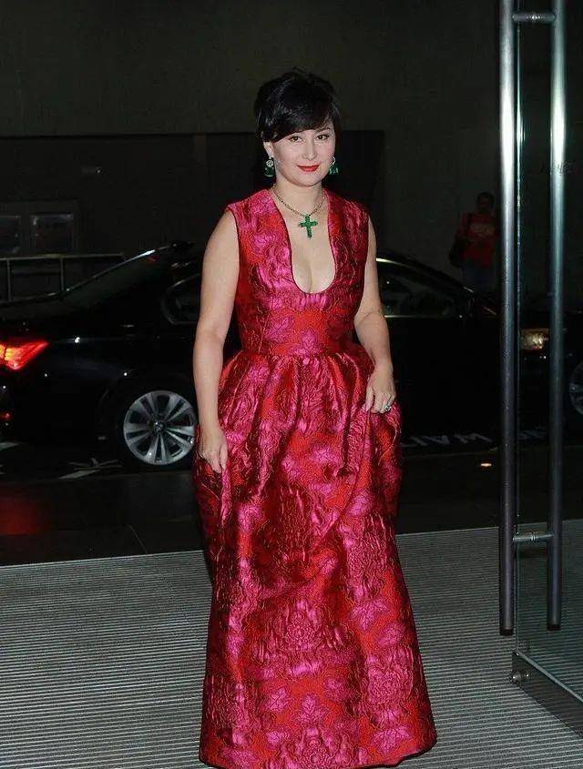 身材|太瘦了也不好，陈慧琳撞衫何超琼撑不起衣服，输了气质又输身材