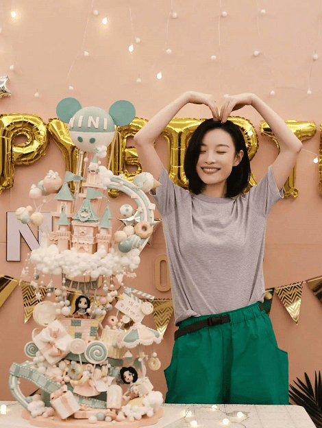 氛围|倪妮不愧是氛围感女神,老汉衫配短裤活力十足,33岁也能少女