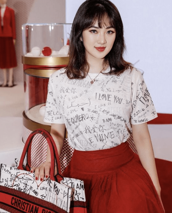 饱和度|华为二公主姚安娜现身奢侈品活动，一袭红裙气色佳，可惜妆太浓