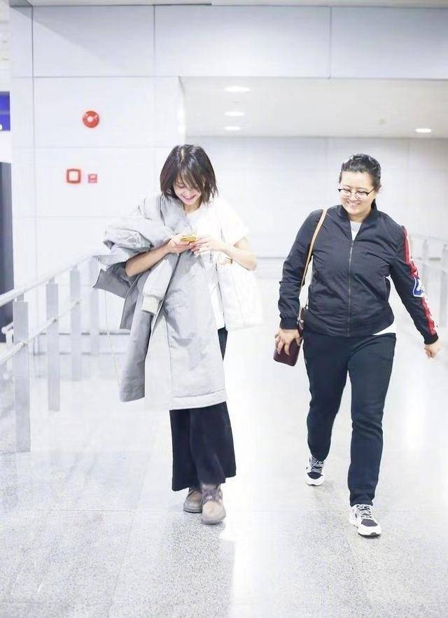 整体|郑爽现身机场，穿短裤配透明袜走路优雅，腿长却没肉暴露真实腿型