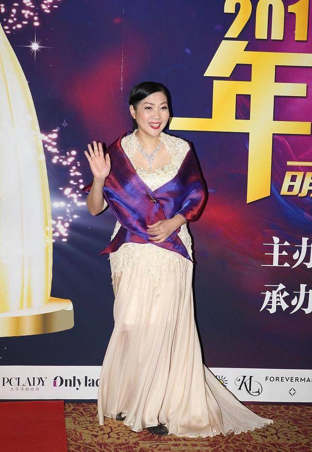 曲线|沈丹萍的女人味挺难得,身材丰满有曲线,穿礼裙看着就高级