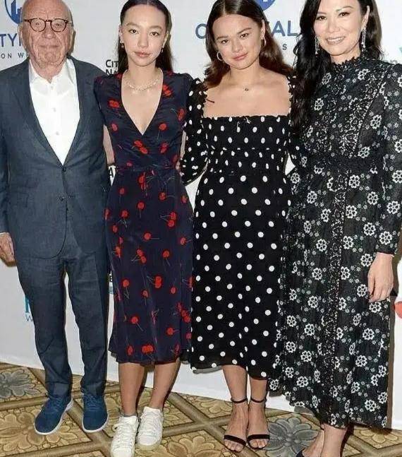 下半身|邓文迪晒泳衣照,终于get到她的美,这是51岁该有的腿吗?