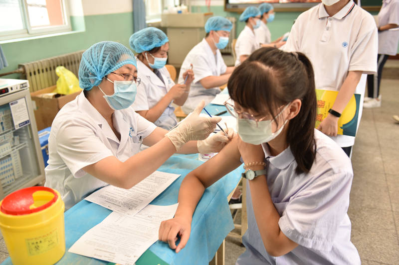 图文直击高中生疫苗接种现场