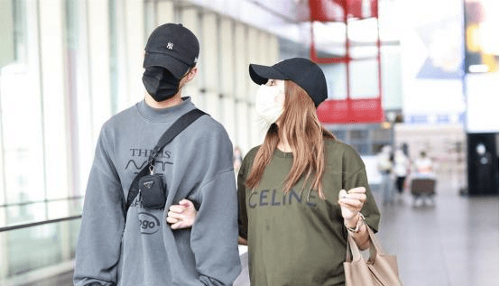 服装|麦迪娜二胎孕肚明显，腿却还挺纤细，穿搭随性手腕姜潮很是恩爱