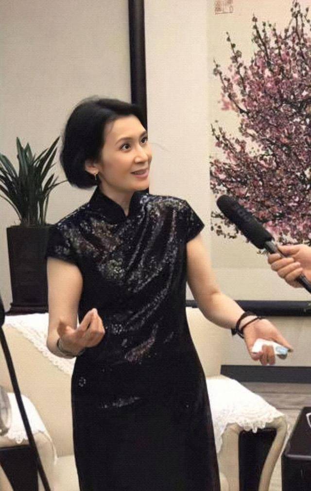 时尚|肖雄气质真好，穿黑色旗袍配短发优雅高贵，“奶奶鞋”暴露了年纪