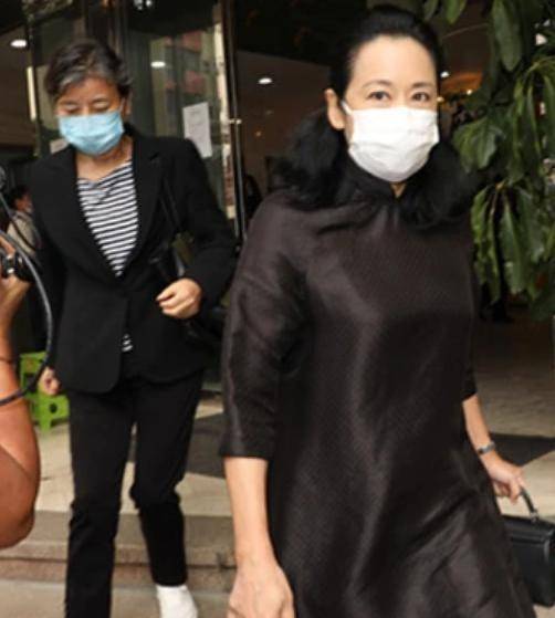 场合|郭晶晶“俩妈”同框!亲妈头发花西装搭T恤,婆婆额头饱满显大气