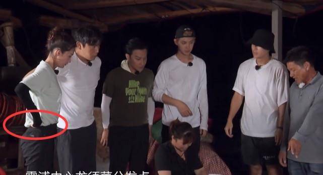 泥巴|李沁腿细还有“巴掌腰”,穿最小号裤子一直用手提,生怕往下滑