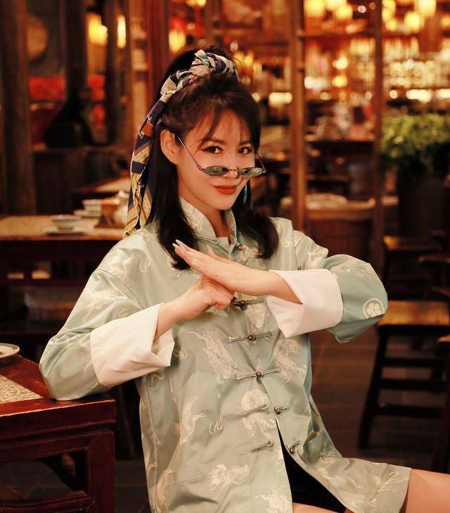 曲线|赌王最接近丑女的女儿，穿肥大T恤被赌王扶肩咧嘴笑，最爱穿唐装