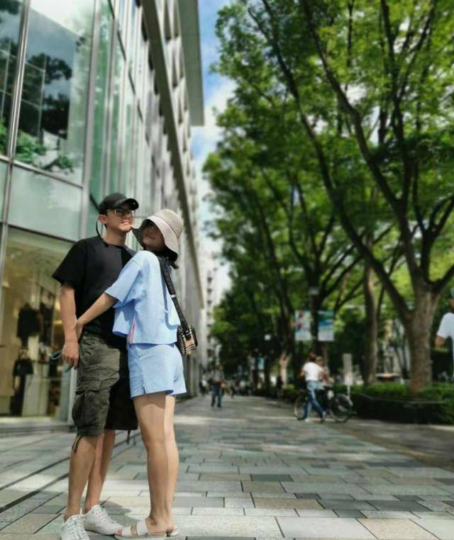 黑色|郝蕾单身后好清瘦，穿脏橘色连帽衫稳重大气，一旁张杰37岁似少年