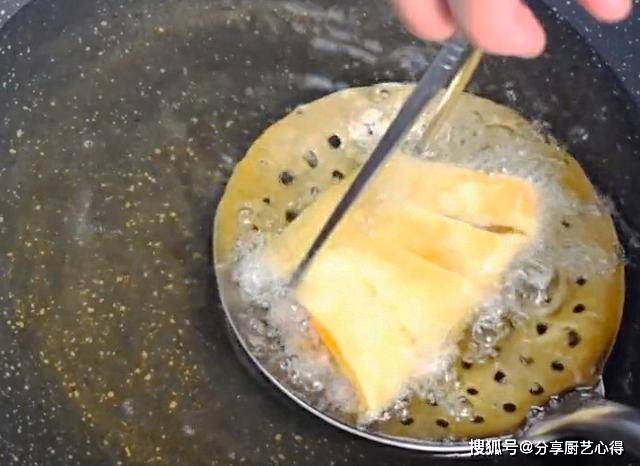 美食|洋葱这样做实在是太好吃了，不炒不凉拌，我家一周吃5次不嫌多