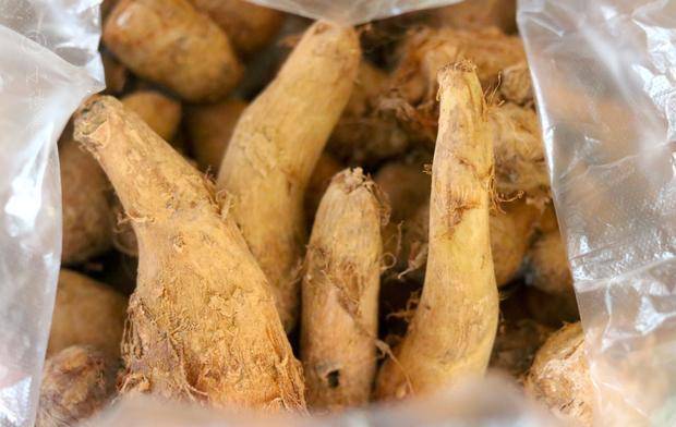 芋头的品种有很多,家里带来的品种是艿芋头,它的肉是白色的,蒸着吃