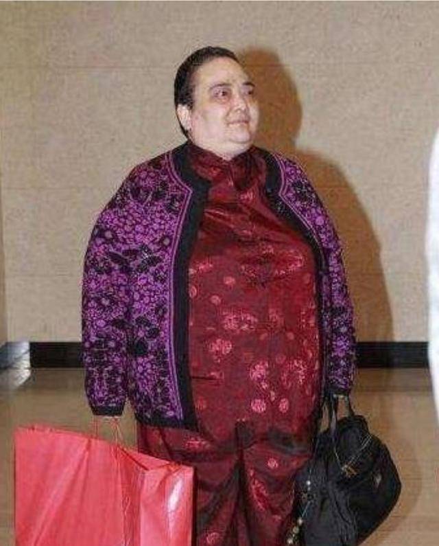 曲线|赌王最接近丑女的女儿，穿肥大T恤被赌王扶肩咧嘴笑，最爱穿唐装