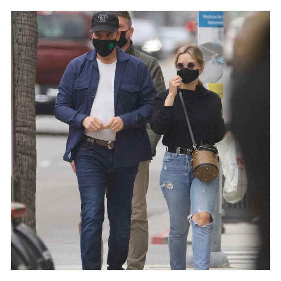 拜登|拜登次子携妻豪购,小17岁妻子满身大牌似女明星,1岁儿子超萌