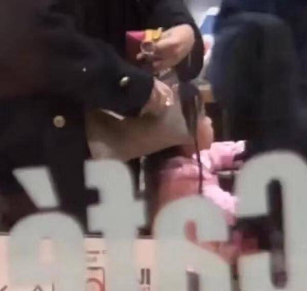 黑色|郭晶晶带女儿逛平价店，穿双排扣风衣，女儿“小不点儿”穿衣土萌