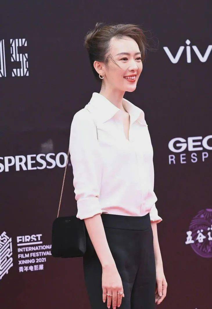 面料|被童瑶生图美到了，穿白衬衫配黑裤看着普通，随便一站却有高级感