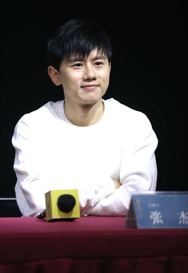 黑色|郝蕾单身后好清瘦，穿脏橘色连帽衫稳重大气，一旁张杰37岁似少年