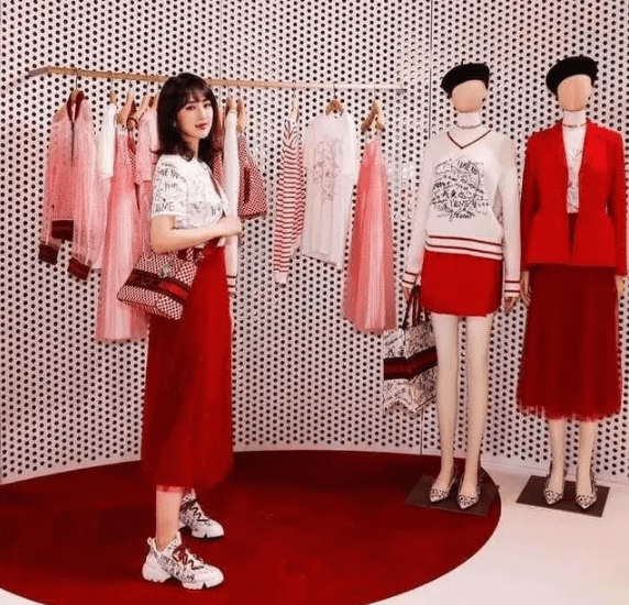 饱和度|华为二公主姚安娜现身奢侈品活动，一袭红裙气色佳，可惜妆太浓