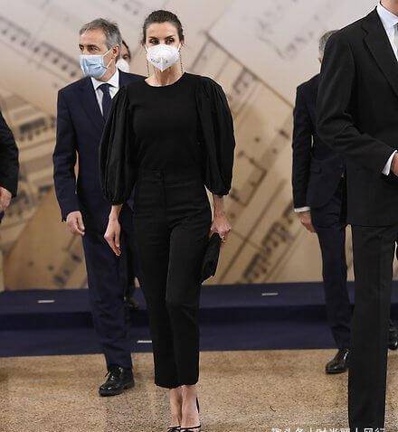 纸片人|西班牙国王夫妇合体亮相！莱后穿情侣装太甜，纸片人身材看着心疼