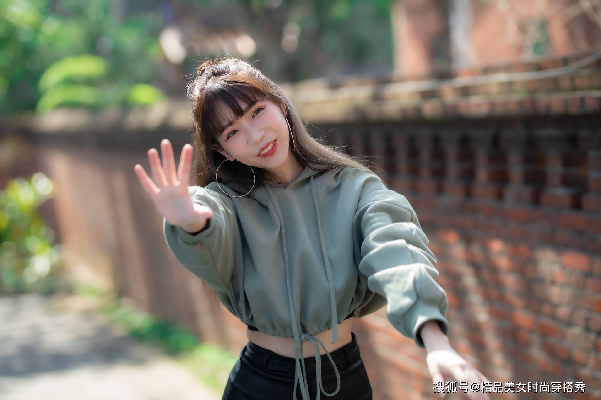 卫衣|初秋季节这么穿，你也能够成为街边那一道不可忽视的魅力焦点哦