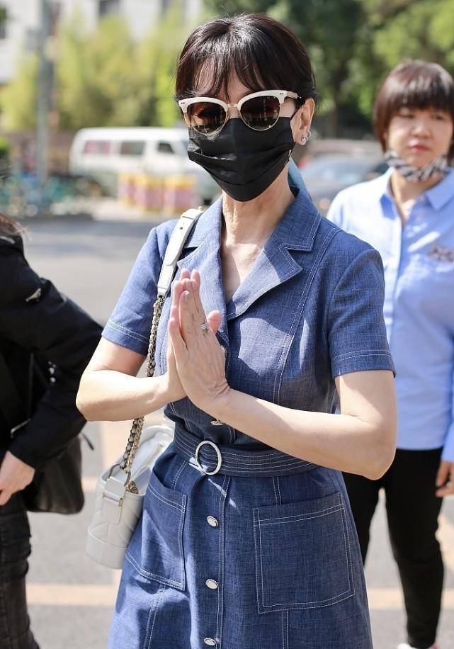 颜色|“白娘子”赵雅芝看着真不像60+，简单穿搭也有高级感，优雅大气