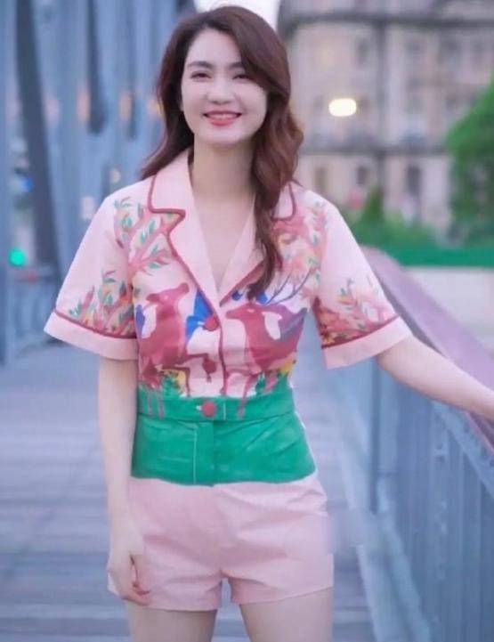 设计|洪欣携女儿现活动，穿衬衫配阔腿裤好减龄，7岁女儿高颜值像妈妈