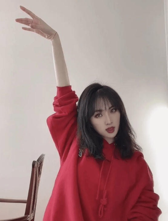 饱和度|华为二公主姚安娜现身奢侈品活动，一袭红裙气色佳，可惜妆太浓