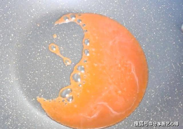 美食|洋葱这样做实在是太好吃了，不炒不凉拌，我家一周吃5次不嫌多