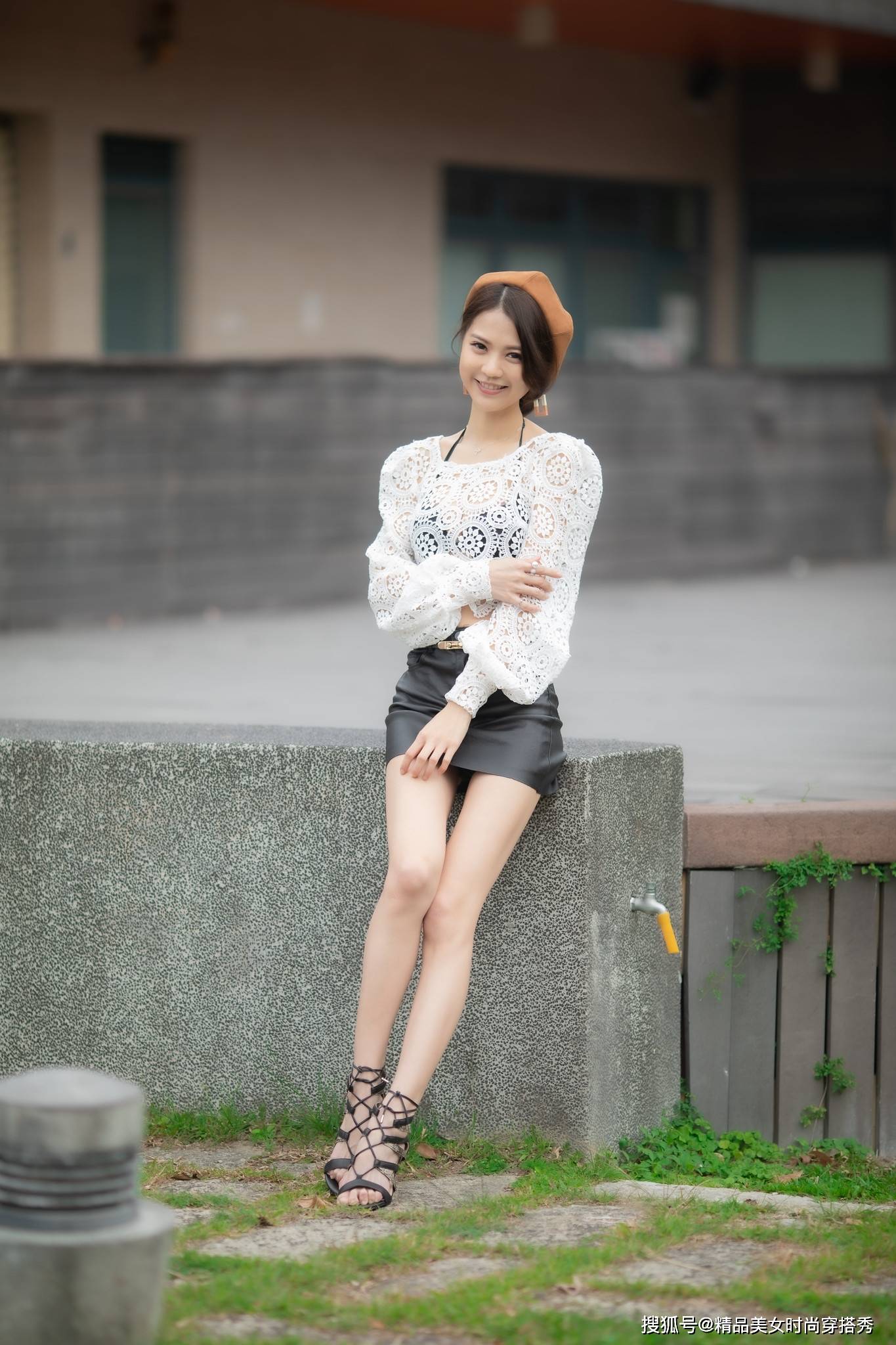风韵|白色钩花蕾丝罩衫搭配西装短裤裙，惊艳绝伦，诠释靓女风韵