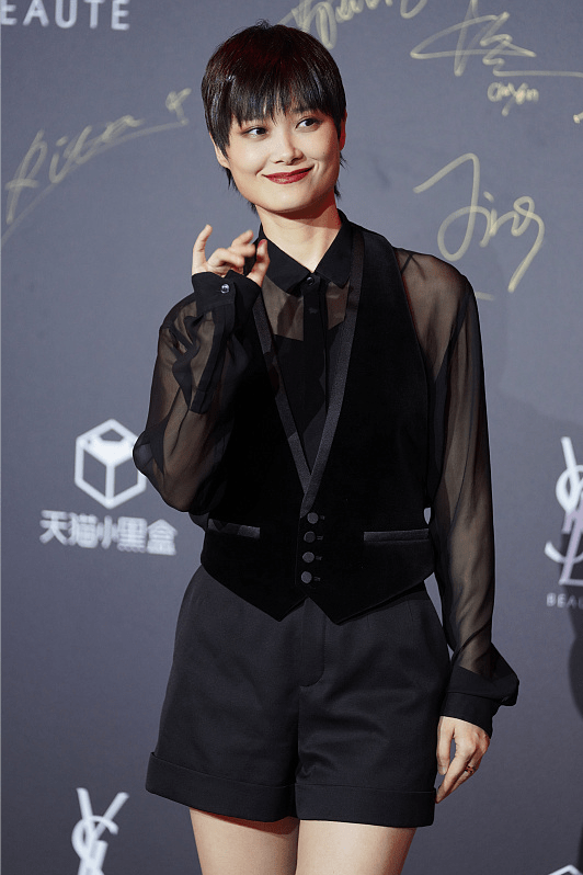 黑色|感觉李宇春也不再那么＂男人＂了，穿黑衣涂红唇，美得很有女人味