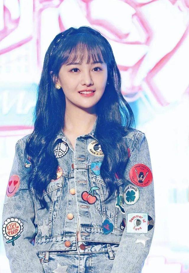 郑爽录|郑爽录节目跟康辉同台，穿针织衫配褶皱裙，衣服不合适气质正相符