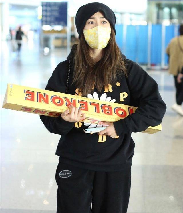 郑钧|郑钧老婆太幸福了！穿羊羔绒外套扛18斤巧克力，全世界只有2颗