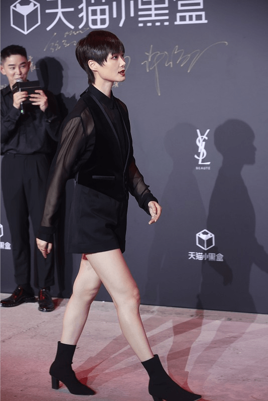 黑色|感觉李宇春也不再那么＂男人＂了，穿黑衣涂红唇，美得很有女人味