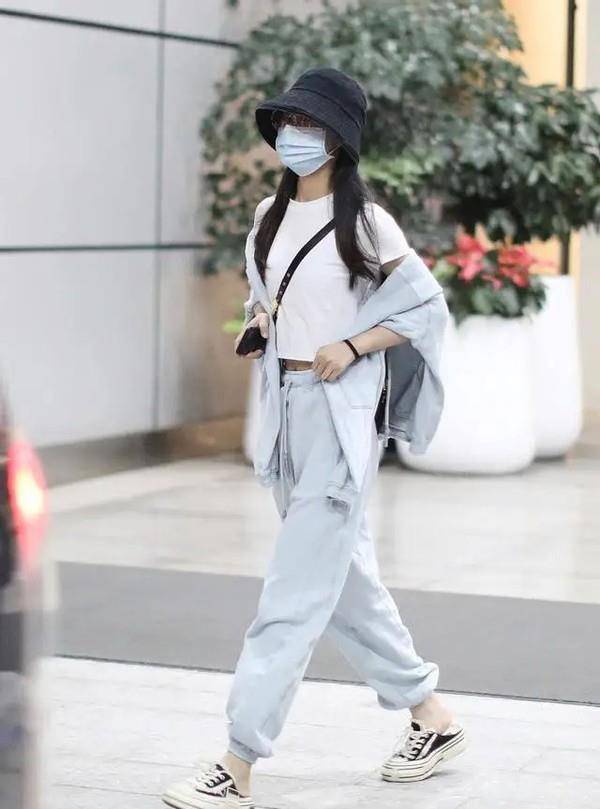 赵丽颖|赵丽颖为李冰冰庆生！格子衫当裙子穿不抢风头，李冰冰粉嫩似少女