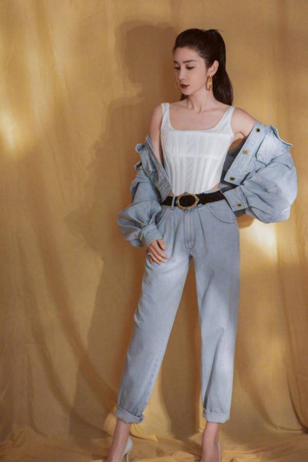 赵丽颖|赵丽颖为李冰冰庆生！格子衫当裙子穿不抢风头，李冰冰粉嫩似少女